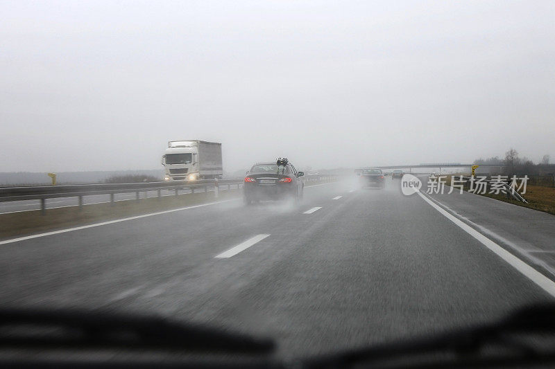 公路上的雨天