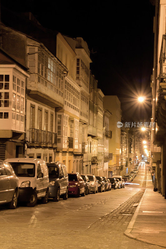 西班牙加利西亚古城费罗尔的夜景街景。