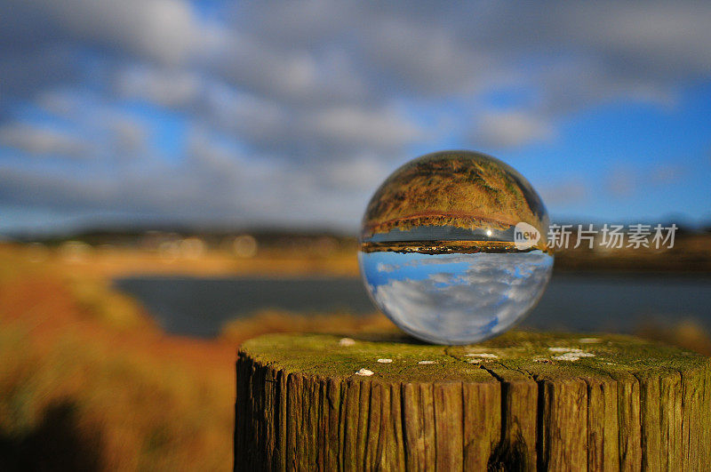 英国风景中的玻璃球