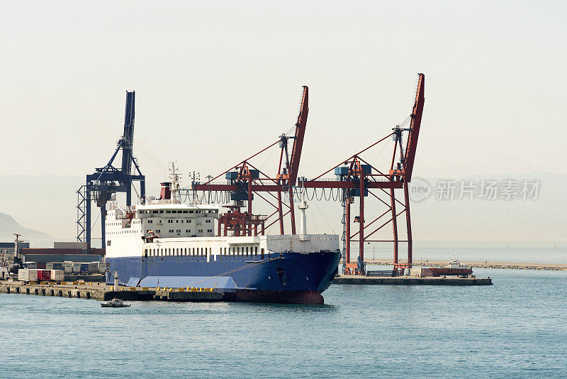 伊斯坦布尔海达尔帕萨的集装箱港口和货船