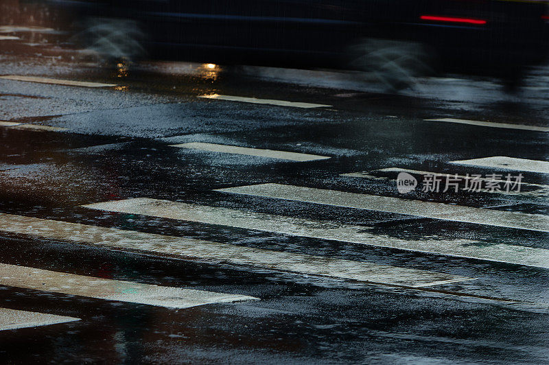 在大雨中过街的行人