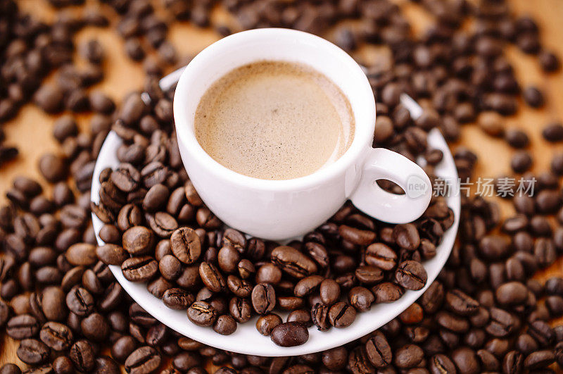咖啡豆和一杯浓缩咖啡