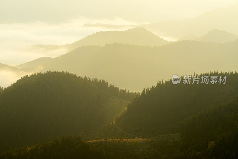 层层叠叠的山景带着金色的光芒