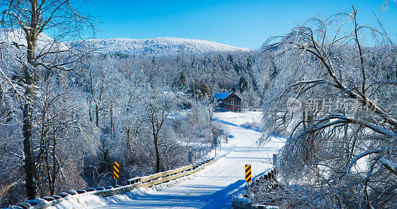 冬季全景，蜿蜒的道路和桥梁