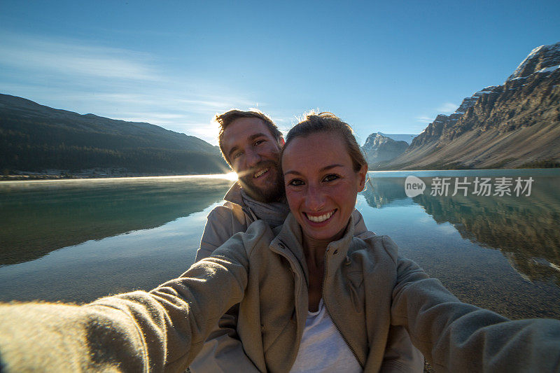 情侣自拍与壮观的山湖风景