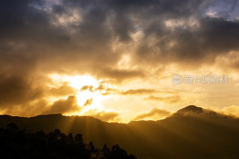 令人惊叹的多云天空在日出的山