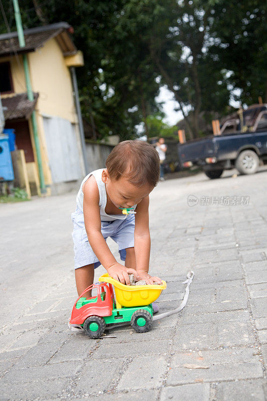 孩子在玩玩具车