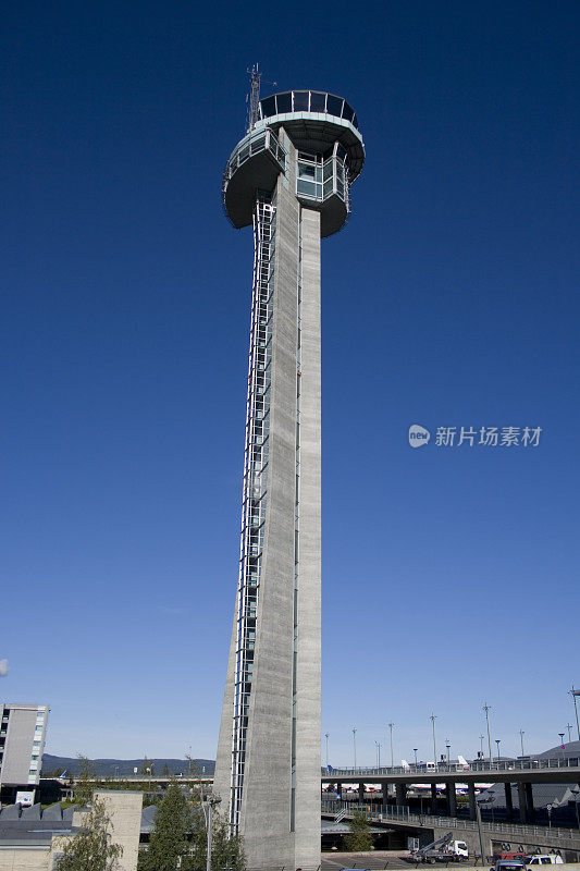 空中交通管制塔伸向天空