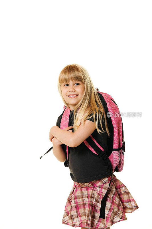 小女孩背着书包