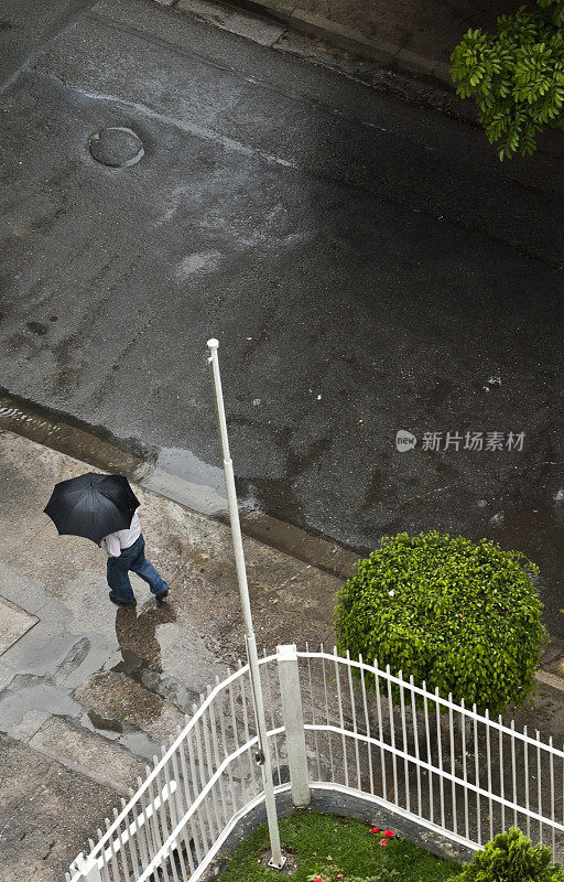 下雨天行人撑着伞走路。
