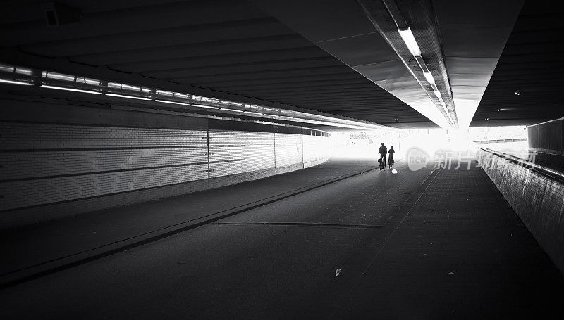 隧道里的两辆自行车，乌得勒支