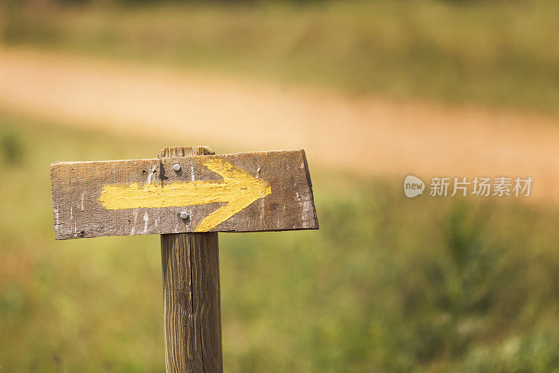 农村地区的木制定向标志