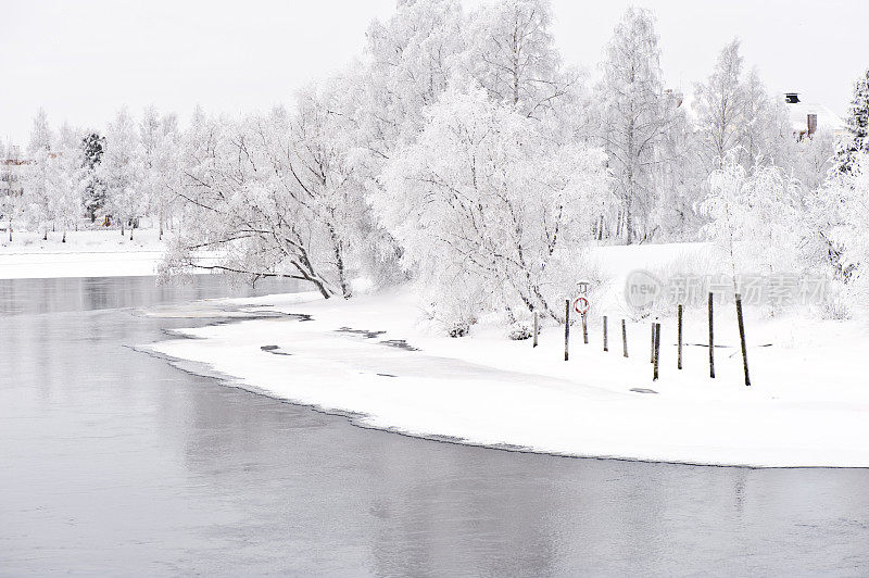 河边的冬季景色
