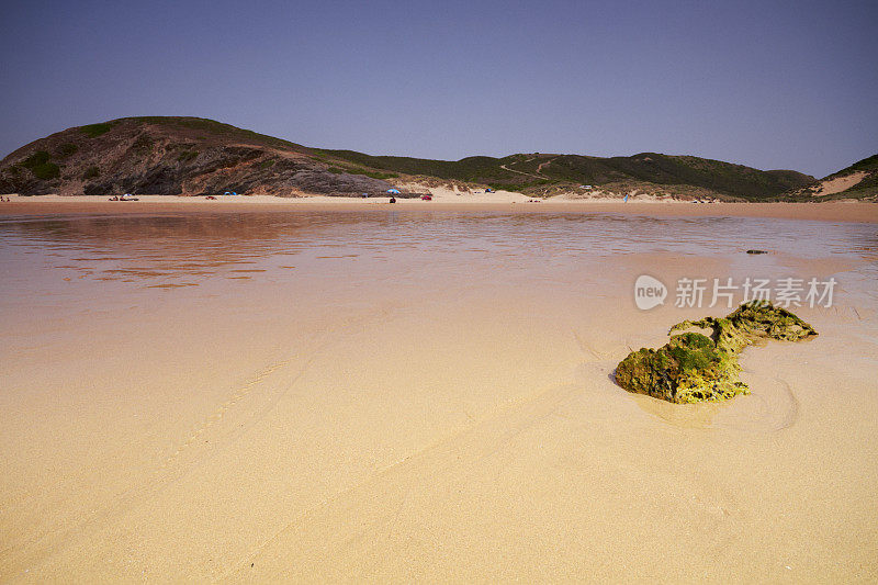 在阿尔加维的海滩上