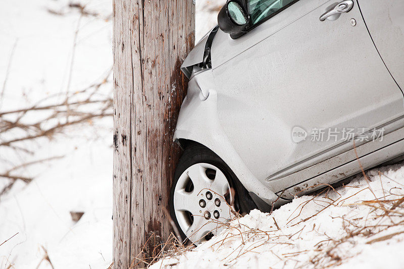 冬季车祸车辆滑出公路撞上电线杆