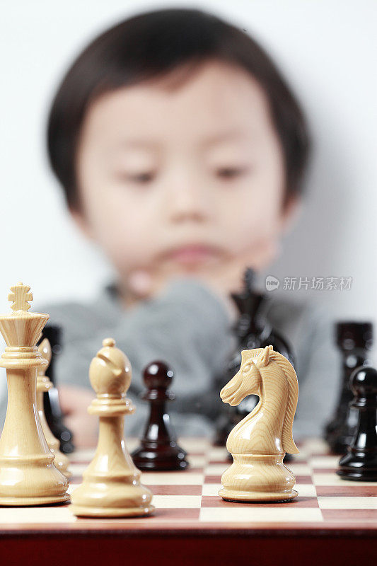 孩子在下棋