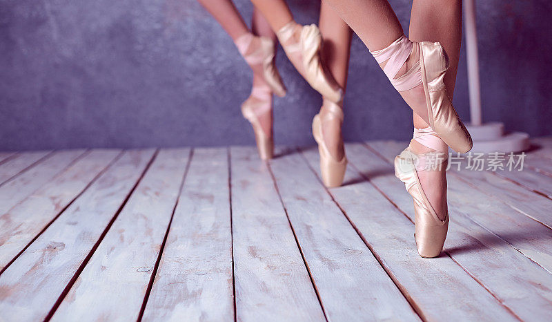 穿着尖头鞋的年轻芭蕾舞者的脚
