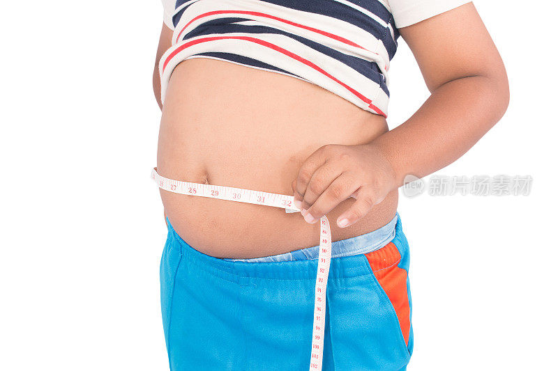 用卷尺测量男孩肥胖的身体腹部
