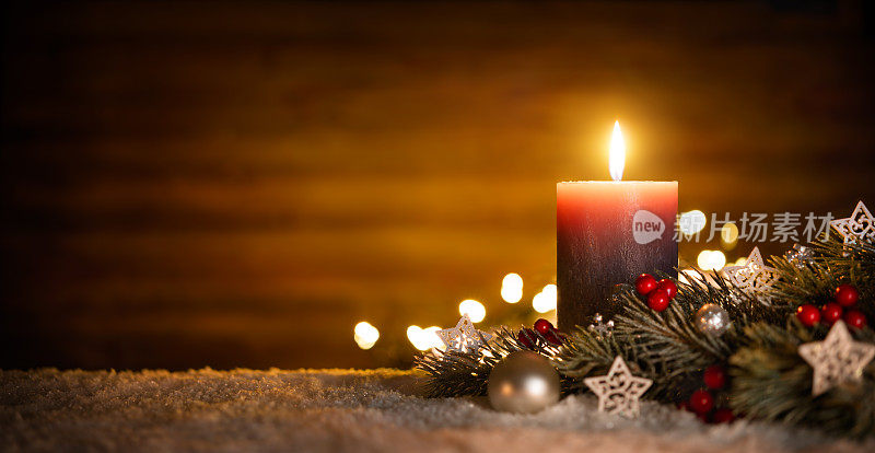 蜡烛和圣诞节装饰与木制背景