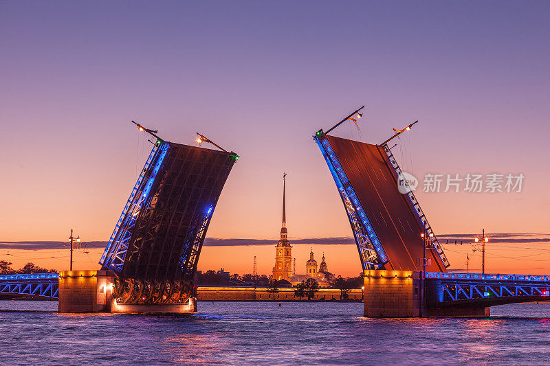 宫殿吊桥，白夜在圣彼得堡，俄罗斯