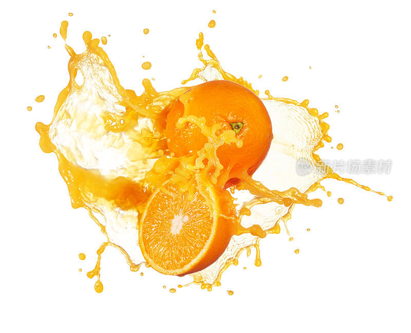 把橙子切成两半，洒上橙汁