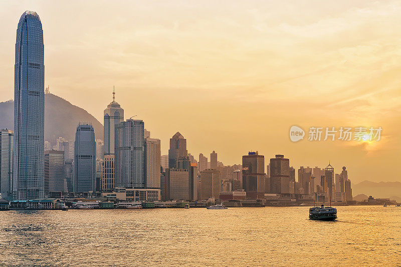 天星小轮日落时在香港维多利亚港