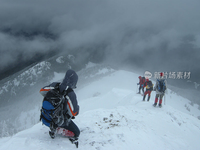 登山者进入雪深渊