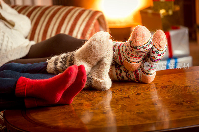 特写概念镜头的家庭温暖的脚在壁炉
