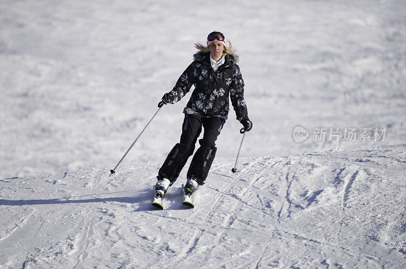 滑雪坡上的女孩
