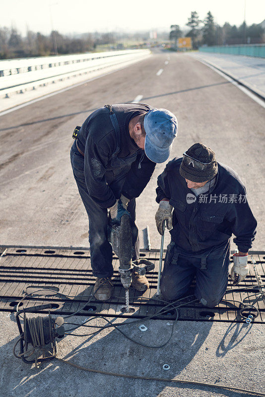 正在修路的建筑工人。