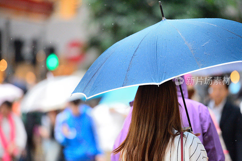雨中带伞的女人，香港