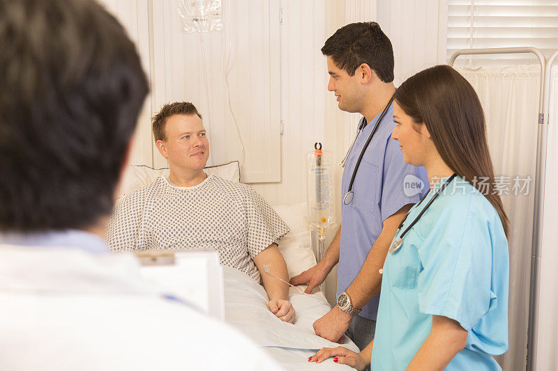 医疗保健:友好的拉丁医生在医院检查病人。