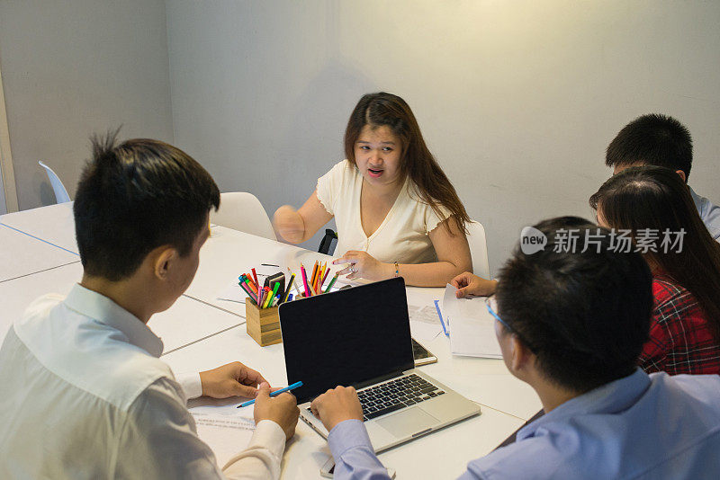 女商人展示她的想法和她的同事检查日历