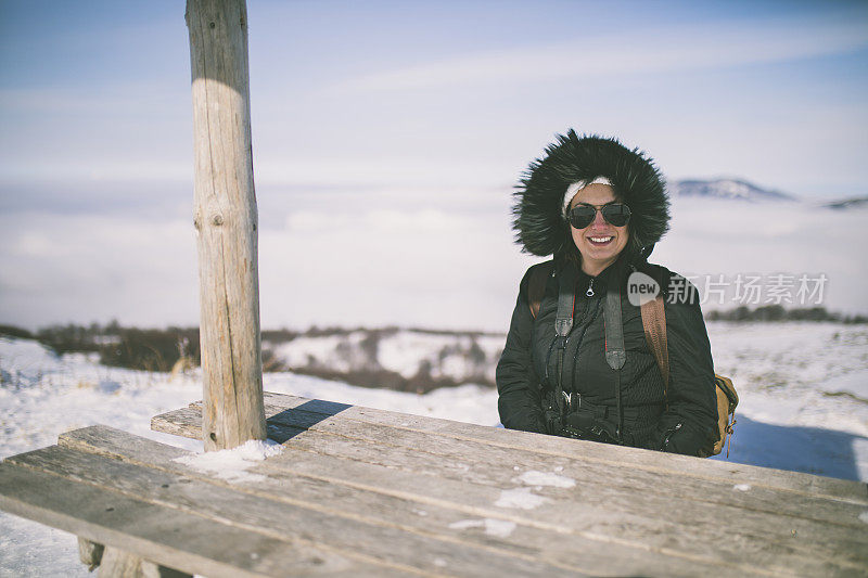 在山上背着背包的女性徒步旅行者