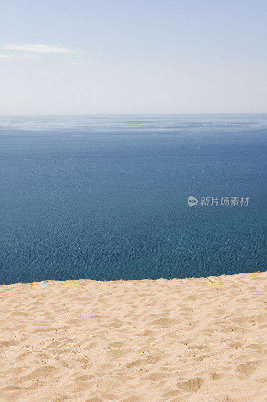 从沙丘的海景到蓝色的水平线