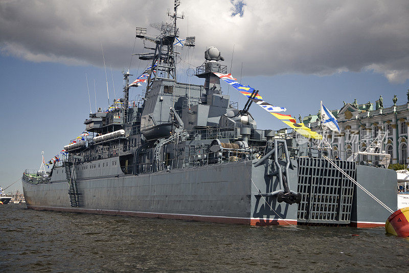 俄罗斯海军舰艇在艾尔米塔什前
