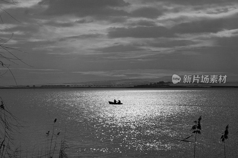 日落时分，土耳其安卡拉莫根湖的渔夫