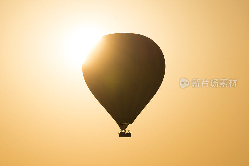 日出时乘坐热气球