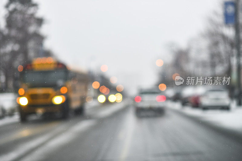 雪天与巴士和散景交通-背景