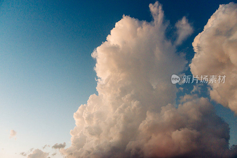 戏剧性的云和天空在夏季日落的图像