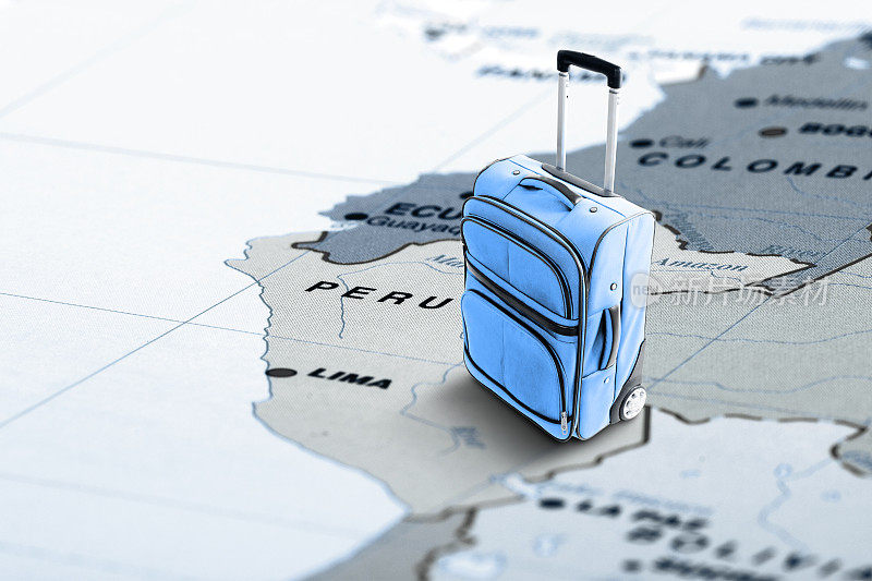 秘鲁的目的地。地图上的蓝色手提箱。