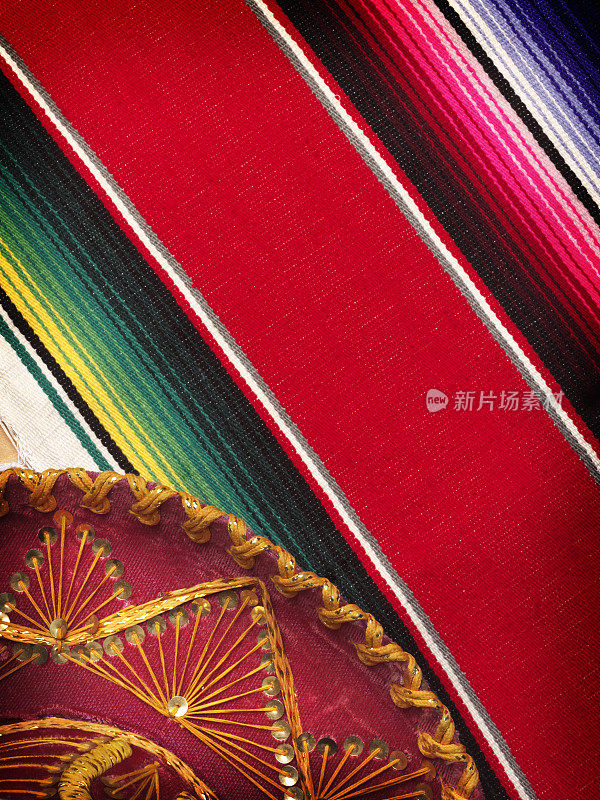 墨西哥节日毛毯上的宽边帽