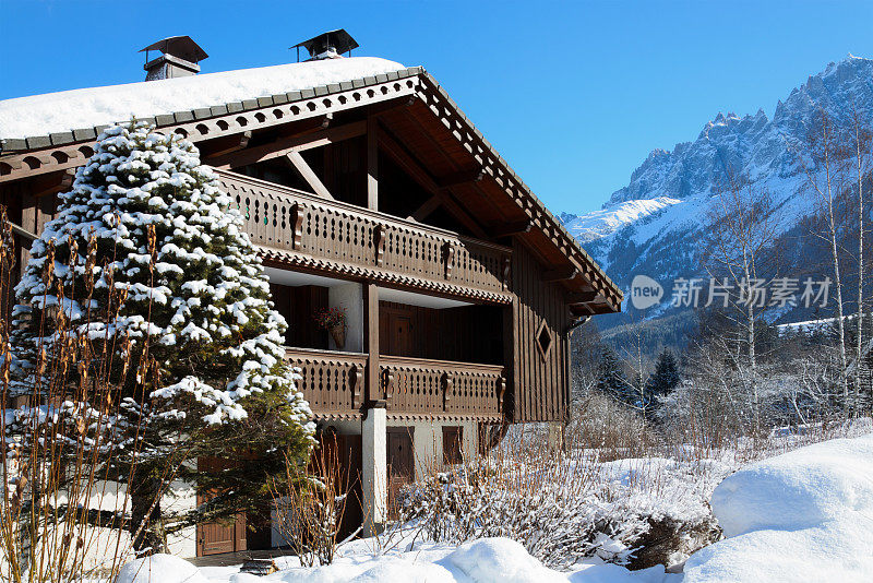 法国阿尔卑斯山的滑雪小屋