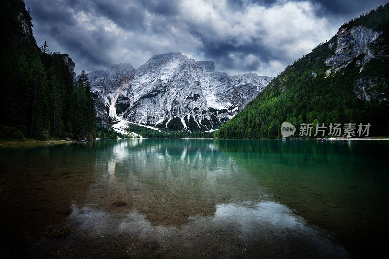 在山湖。乌云密布的天空在白云石阿尔卑斯山。