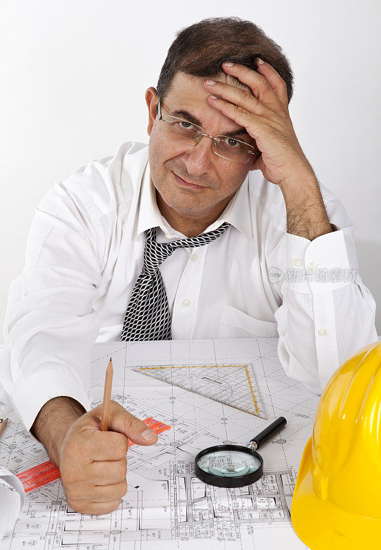 压力大的办公室职员在文书工作后