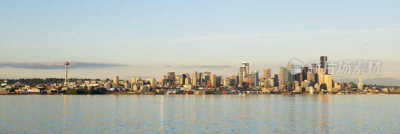 西雅图市中心滨水区，有太空针塔和摩天轮