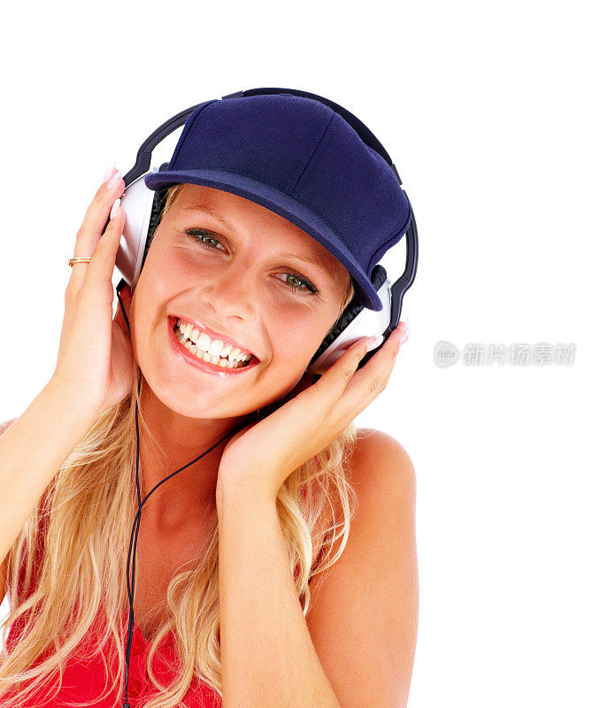 快乐年轻女性听音乐耳机上的白色