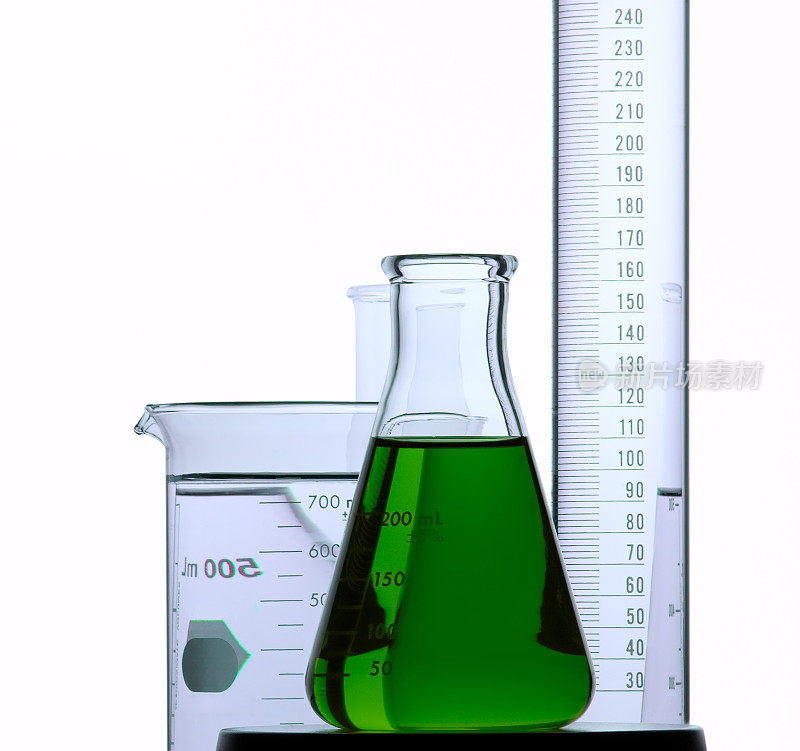 绿色烧瓶，烧杯和毕业生。孤立在白色