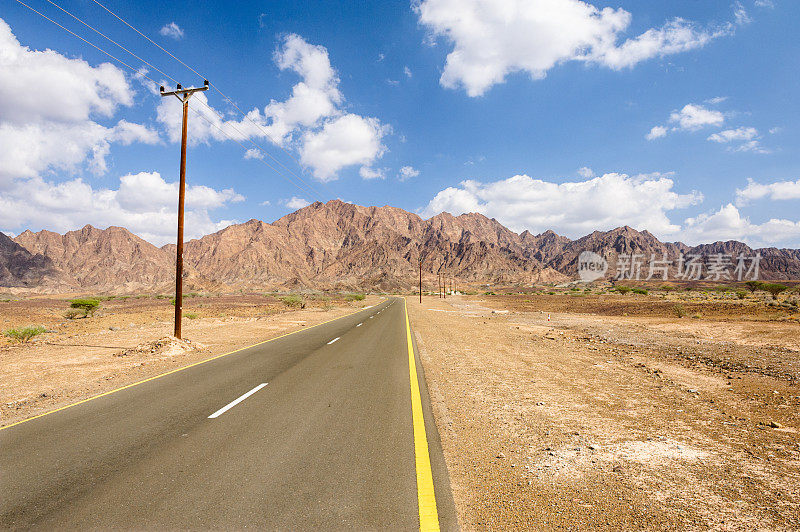 哈贾尔山脉蜿蜒的乡村公路