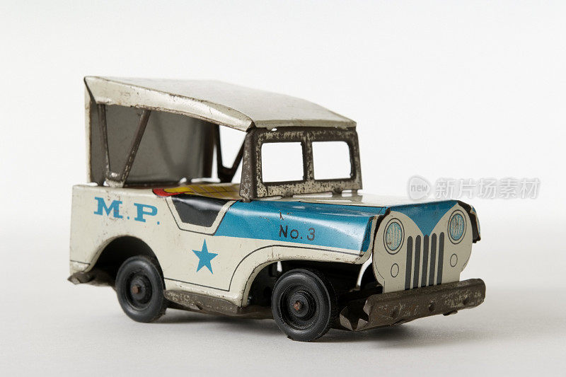 白色背景上生锈的锡玩具吉普车的孤立镜头